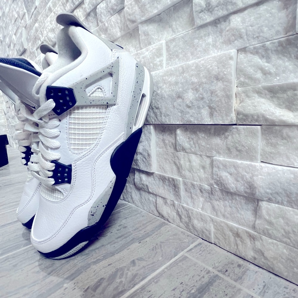 💎Nike’s 👟 Great condition💎 Jordan4 men’s size 8. Offering $100 off. stock X.